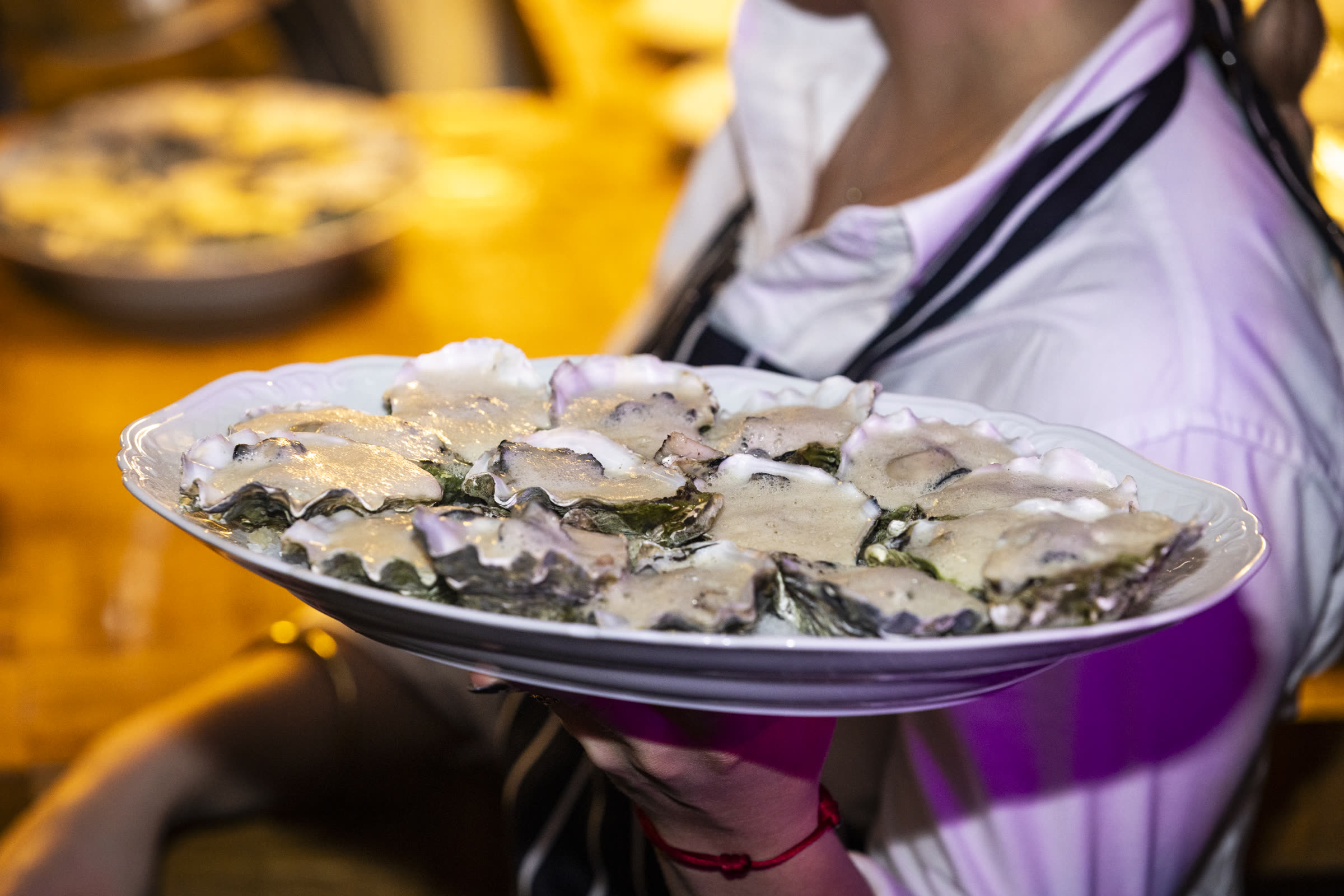 Schaal oesters die wordt rondgebracht (3/2)