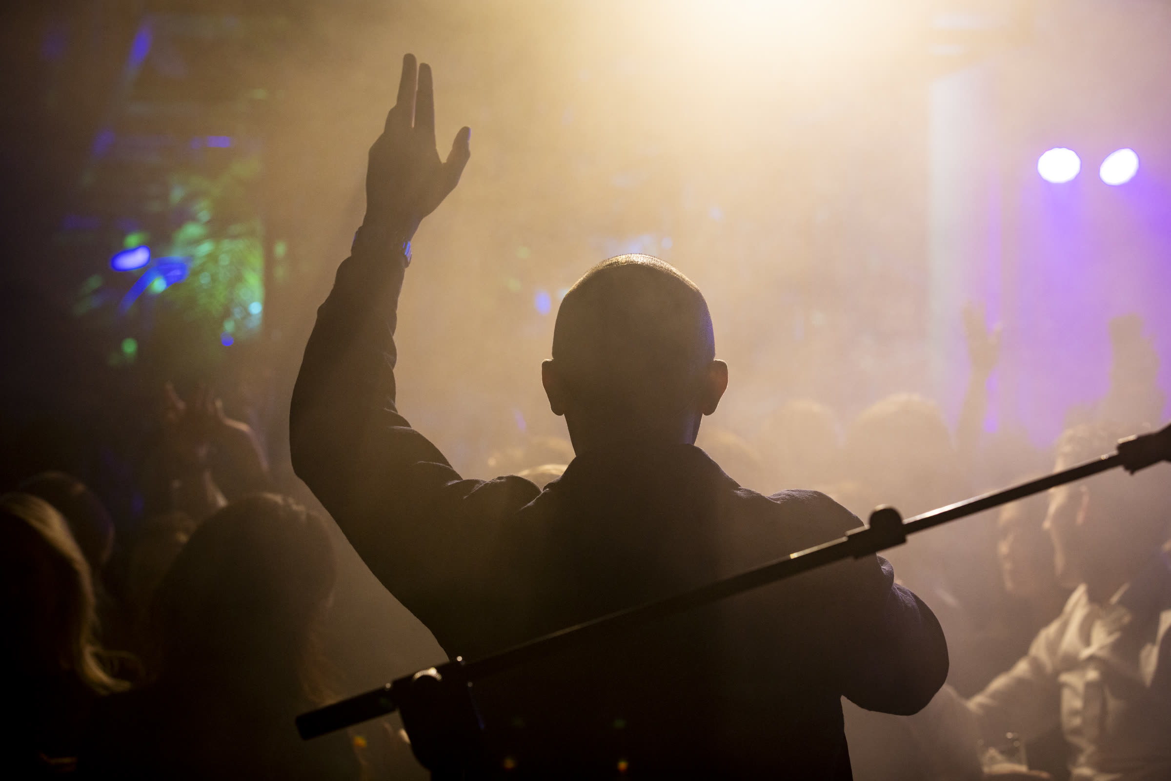 Silhouet met hand omhoog in rook (3/2)